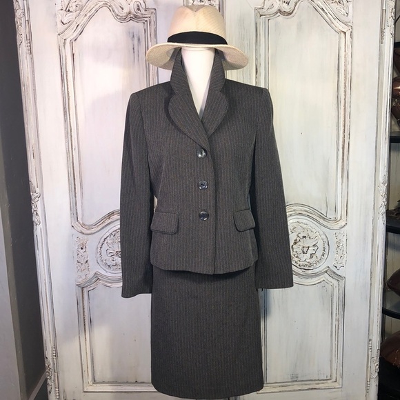 Evan-Picone  Gray Pinstripes Power Two Piece Suit Size 10P - Picture 1 of 16